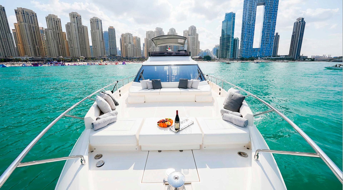 Аренда моторной яхты Ferretti 670 Bella 4 в Дубае, ОАЭ
